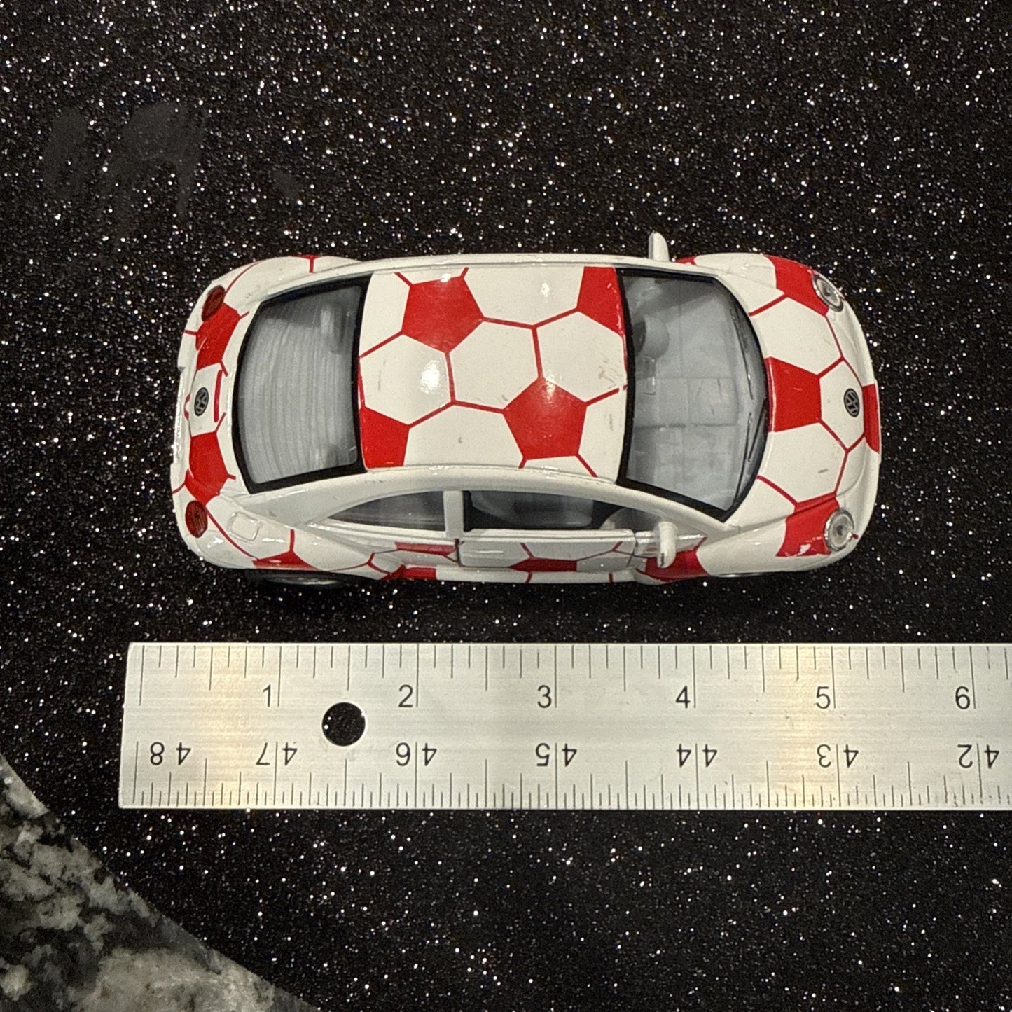 Kinsmart 1 / 32nd Volkswagen New Beetle, friction vehicle.