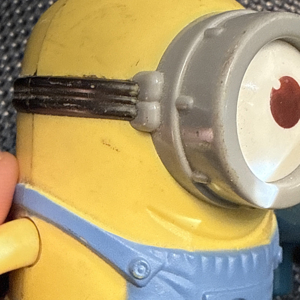 2013 McDONALDS DESPICABLE ME 2 #8 MINION STUART BLASTER HAPPY MEAL Not Tested