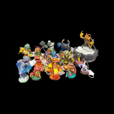 Activision Skylanders Action Figures Various Sets Lot of 40 Pieces +2 portals +carrier bag. - toyscardscomics