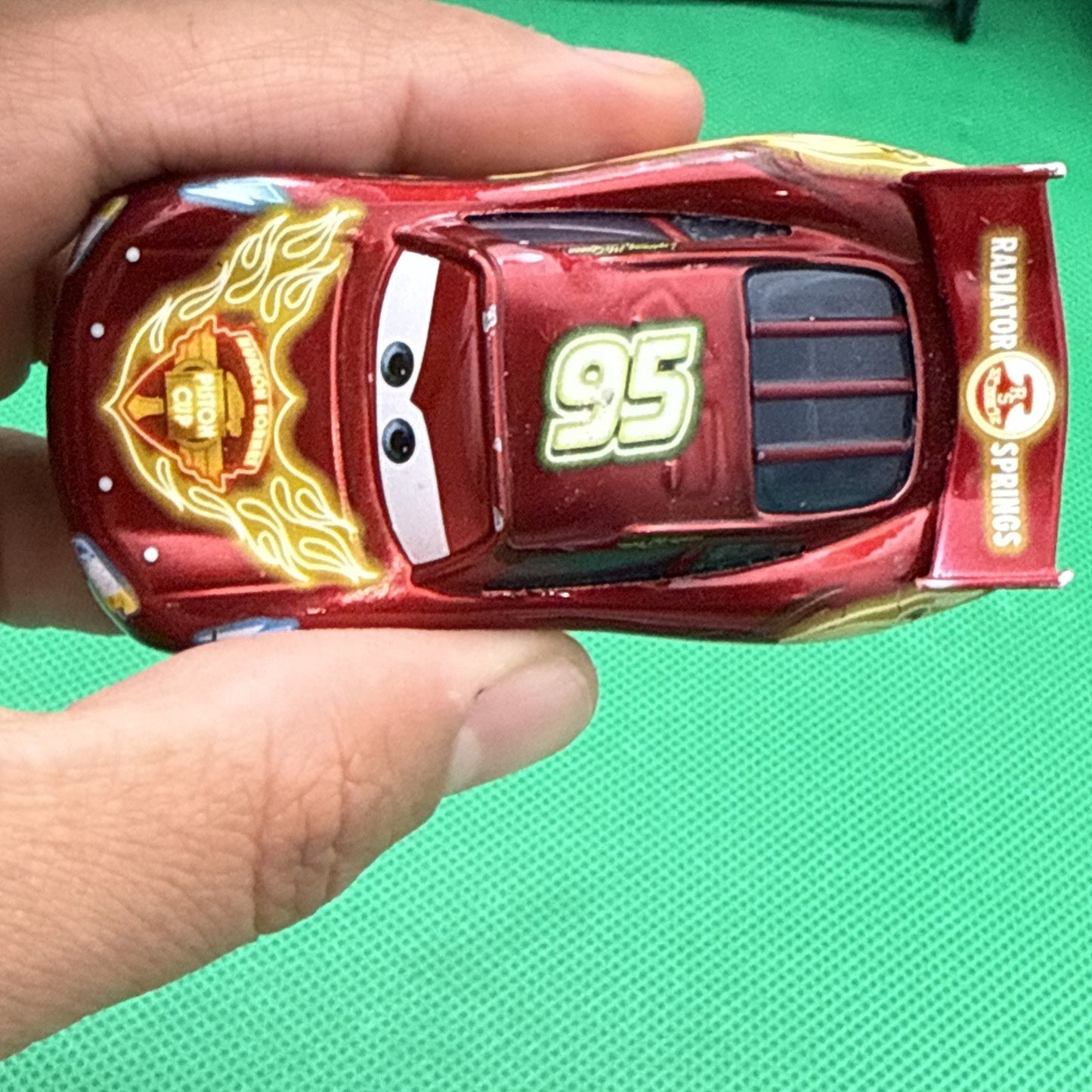 Disney / Pixar Cars ( Lightning McQueen ) -Neon Racers Exclusive Metallic Deco