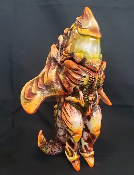 Manta X Flourescent Coral Edition - toyscardscomics