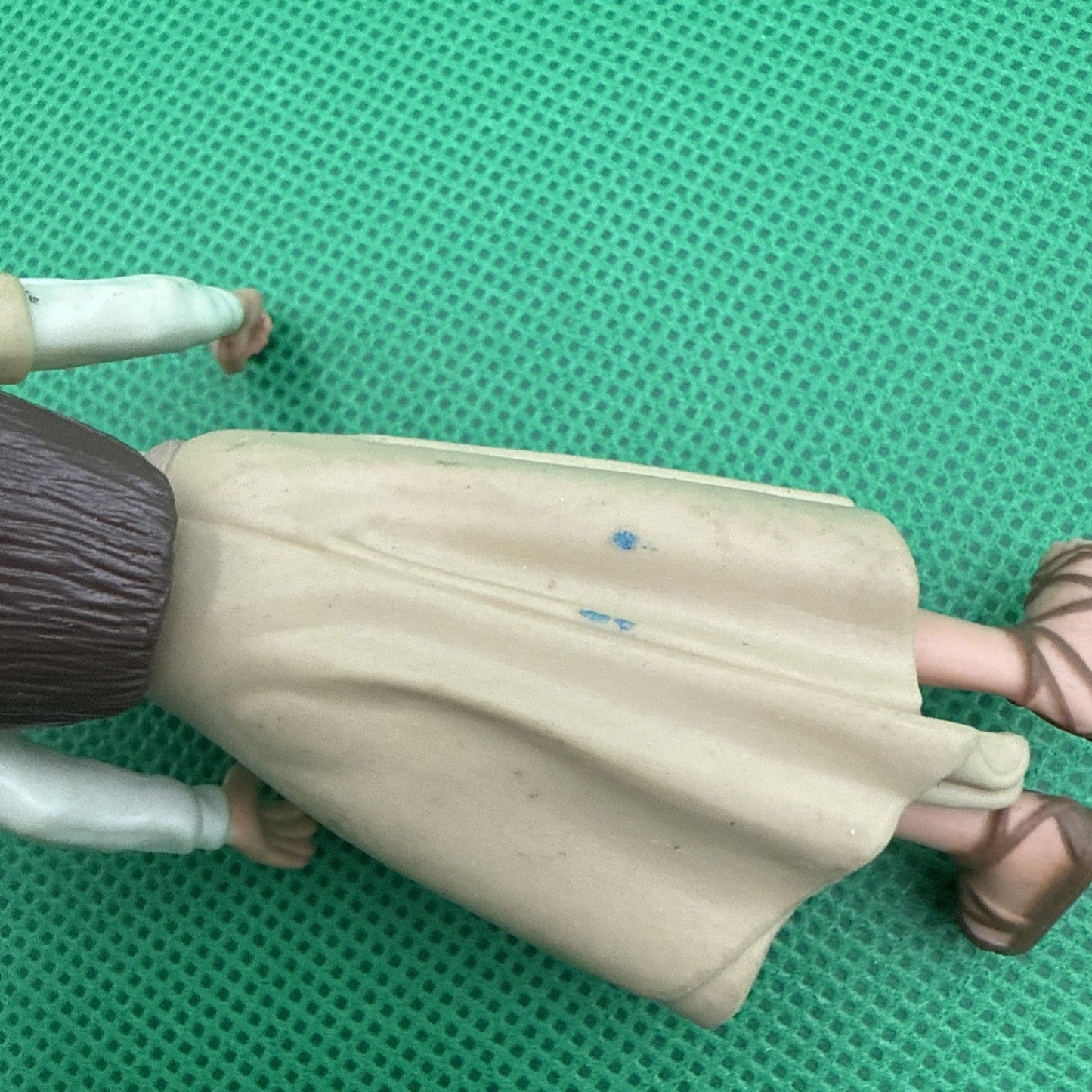 Star Wars POTF Ewok Celebration Princess Leia Organa 3.75" figure, 1997 Kenner - toyscardscomics