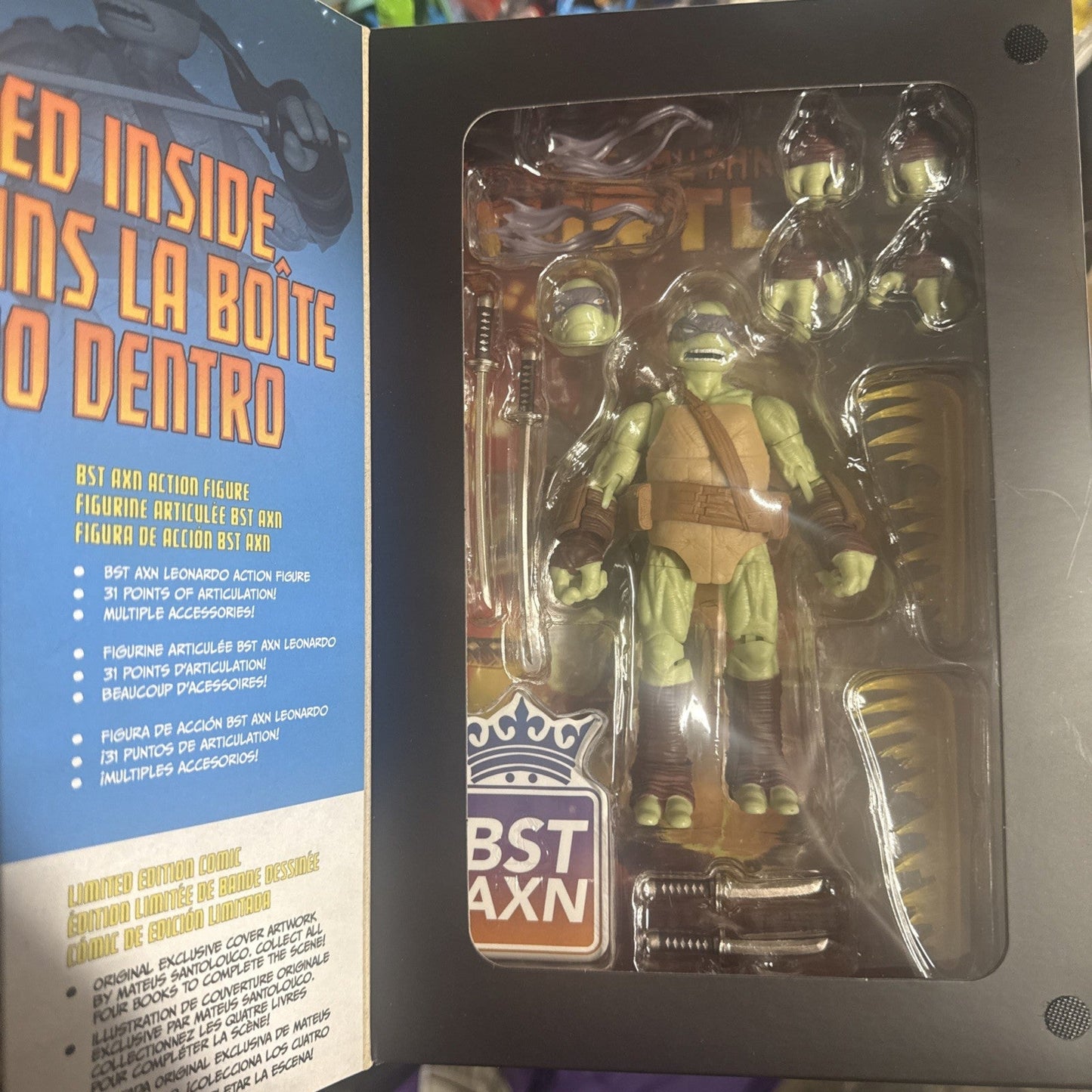 TEENAGE MUTANT NINJA TURTLES LEONARDO COMIC BOOK + ACTION FIGURE - toyscardscomics