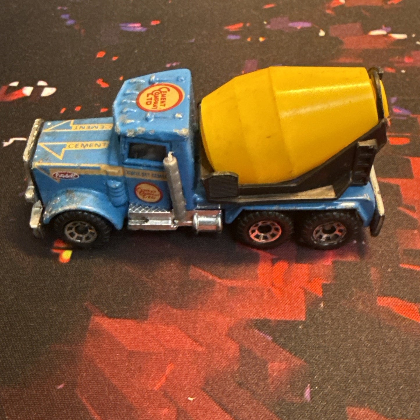 Matchbox Peterbilt 1981 Diecast Cement Truck Concrete Mixer Blue Yellow 1:80
