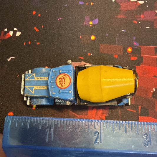 Matchbox Peterbilt 1981 Diecast Cement Truck Concrete Mixer Blue Yellow 1:80