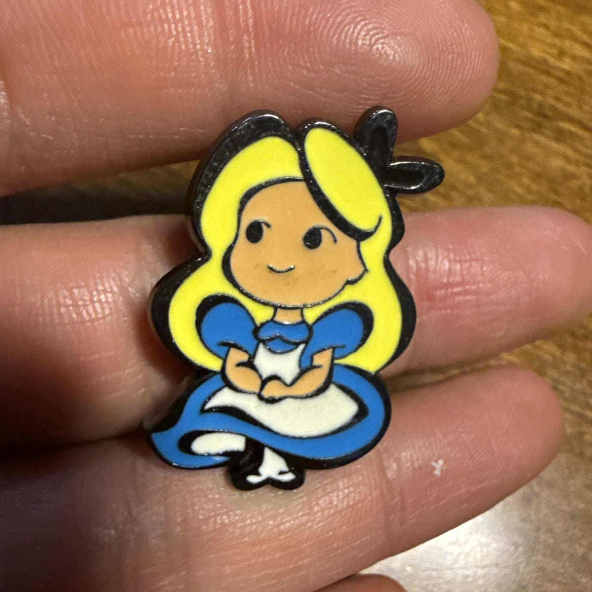Disney Mystery Cutie Pin - Alice