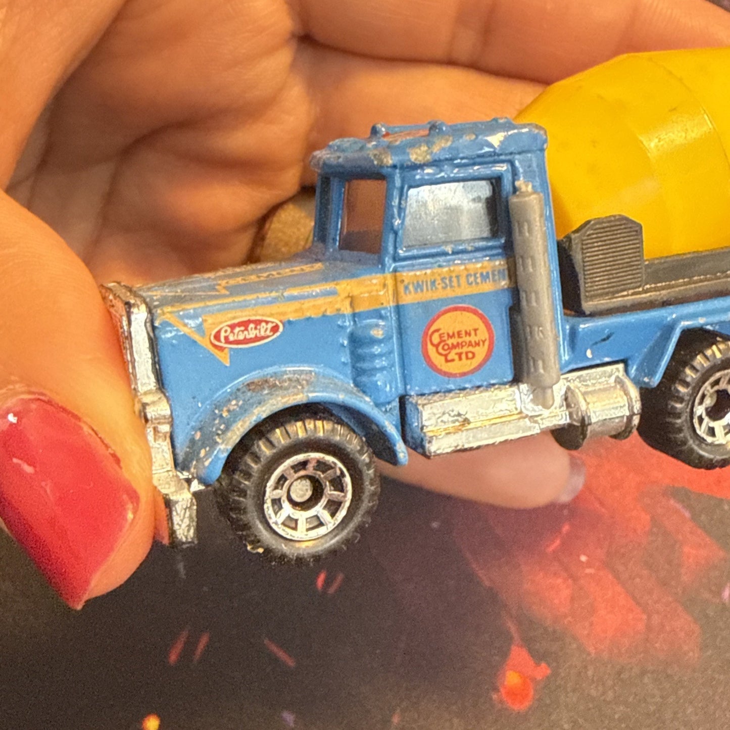 Matchbox Peterbilt 1981 Diecast Cement Truck Concrete Mixer Blue Yellow 1:80