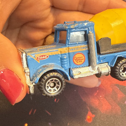 Matchbox Peterbilt 1981 Diecast Cement Truck Concrete Mixer Blue Yellow 1:80