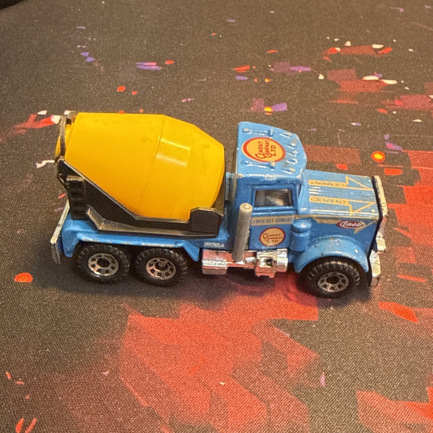Matchbox Peterbilt 1981 Diecast Cement Truck Concrete Mixer Blue Yellow 1:80