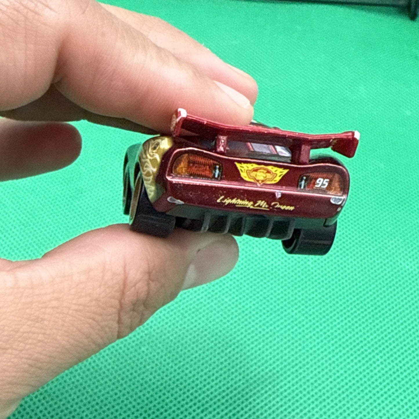 Disney / Pixar Cars ( Lightning McQueen ) -Neon Racers Exclusive Metallic Deco