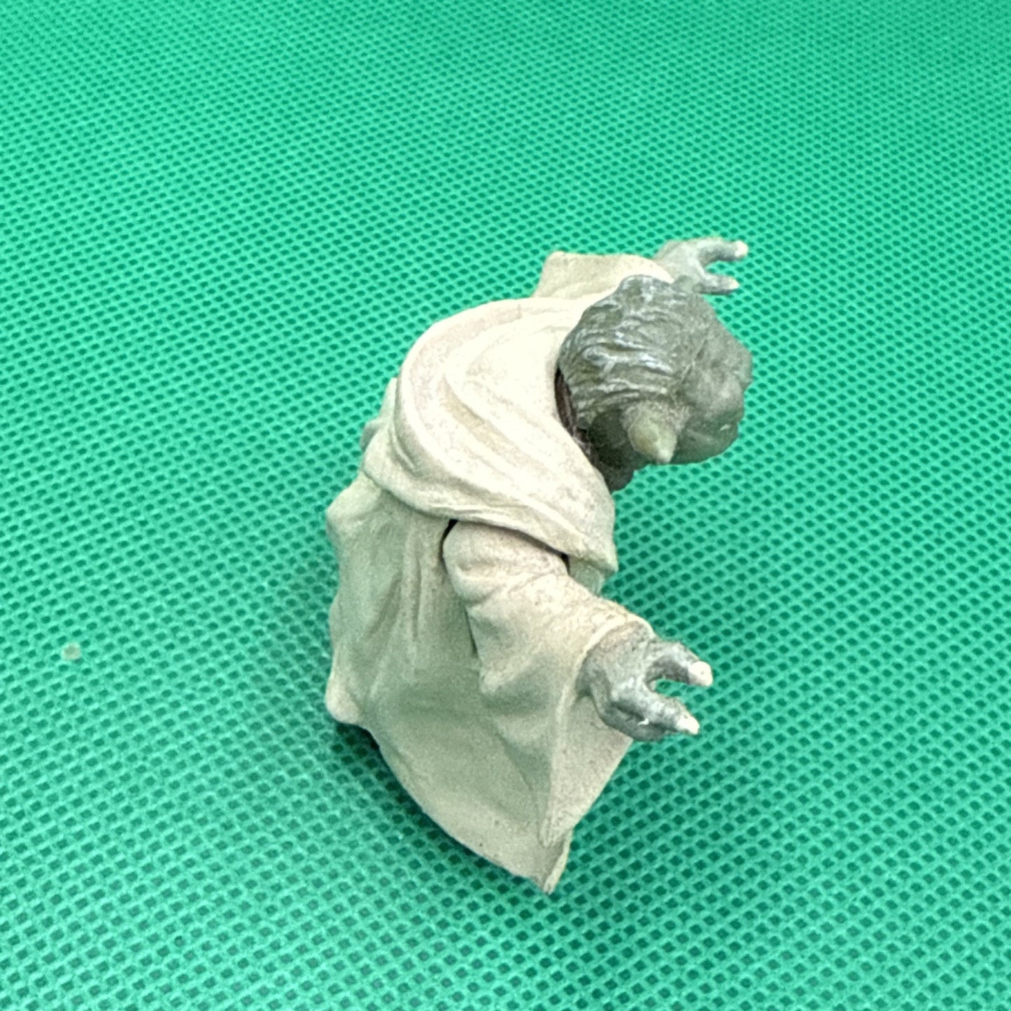 Hasbro YODA STAR WARS MINI 2”ACTION FIGURE PLASTIC TOY (PRE-OWNED)