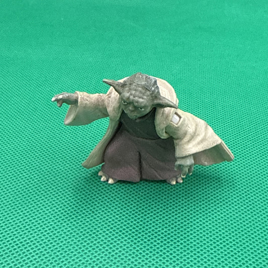 Hasbro YODA STAR WARS MINI 2”ACTION FIGURE PLASTIC TOY (PRE-OWNED)