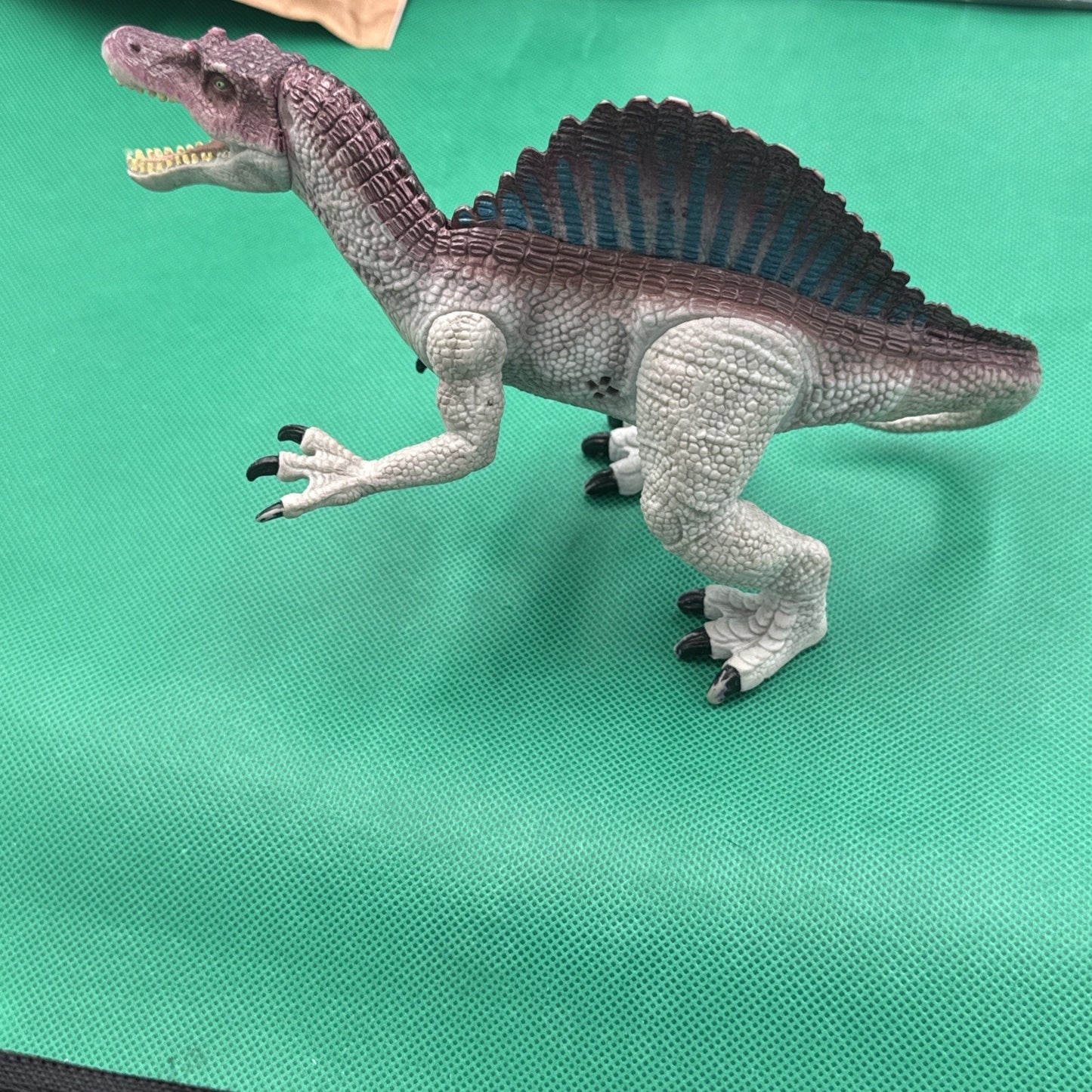 Vintage 2000 Hasbro Jurassic Park III Spinosaurus Dinosaur Action Figure