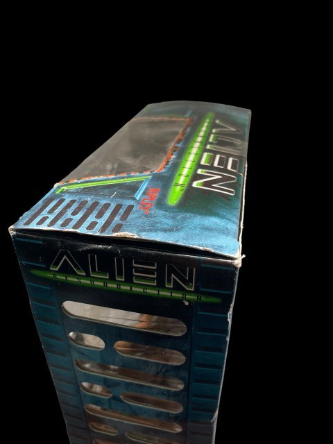 1997 - Alien Resurrection "Ripley" Hasbro Signature Series by Kenner Toys - MOC in Box - toyscardscomics