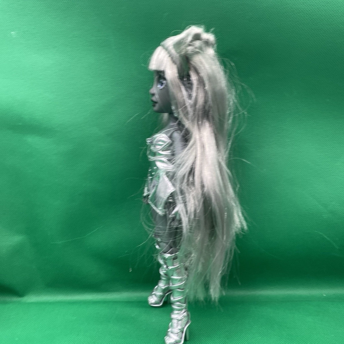 MGA Rainbow High Shadow High Luna Madison Fashion Doll Silver Grey