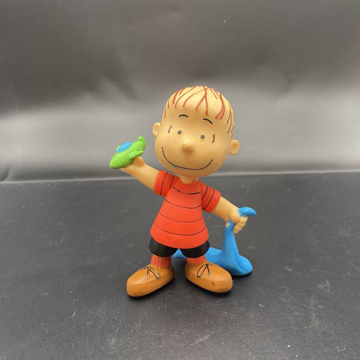 Linus van Pelt with Blanket and Plane Peanuts 3" PVC Figure Just Play