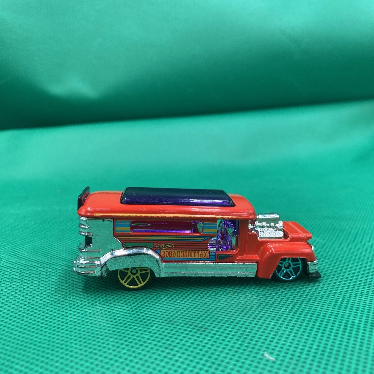 Hot Wheels Road Bandit Taxi rot/grau HW Art Cars Neu/OVP Jeepney Sammeltaxi Bus
