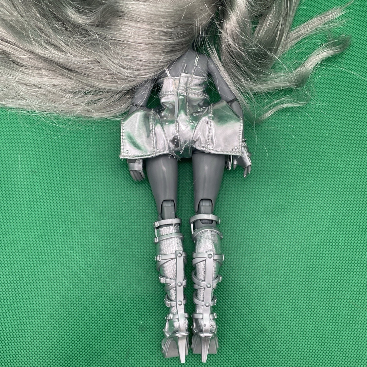MGA Rainbow High Shadow High Luna Madison Fashion Doll Silver Grey