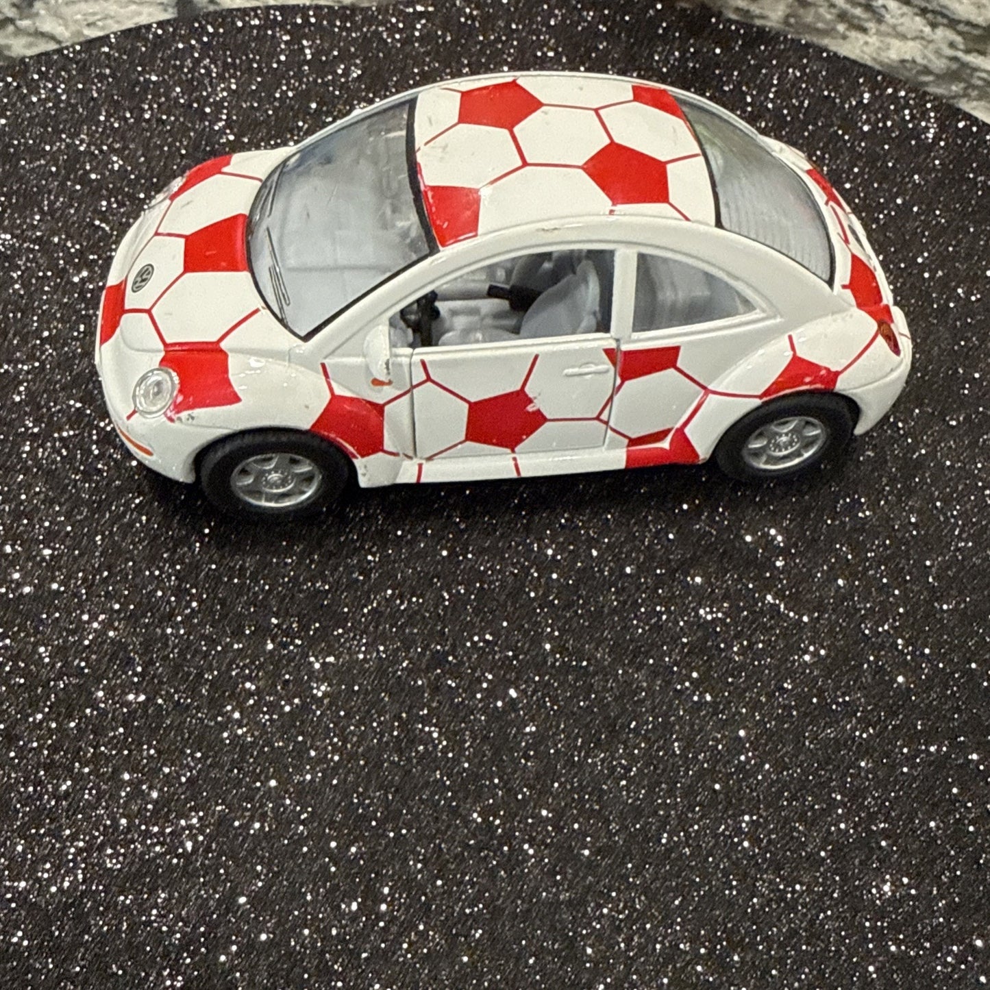 Kinsmart 1 / 32nd Volkswagen New Beetle, friction vehicle.