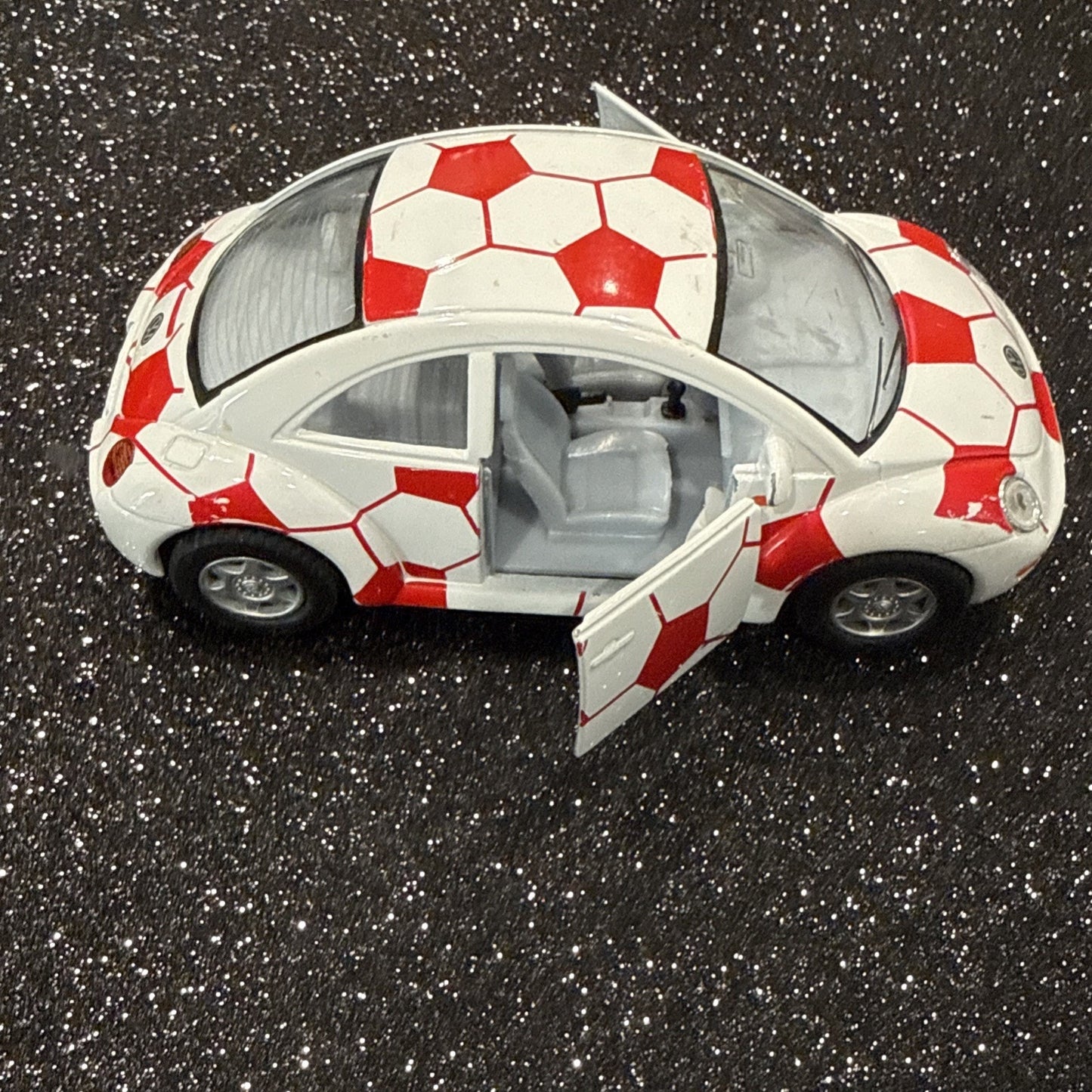 Kinsmart 1 / 32nd Volkswagen New Beetle, friction vehicle.