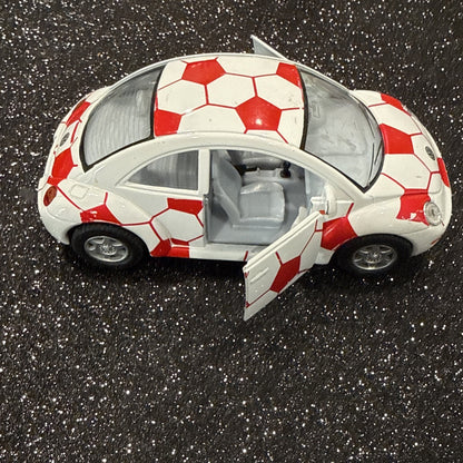 Kinsmart 1 / 32nd Volkswagen New Beetle, friction vehicle.