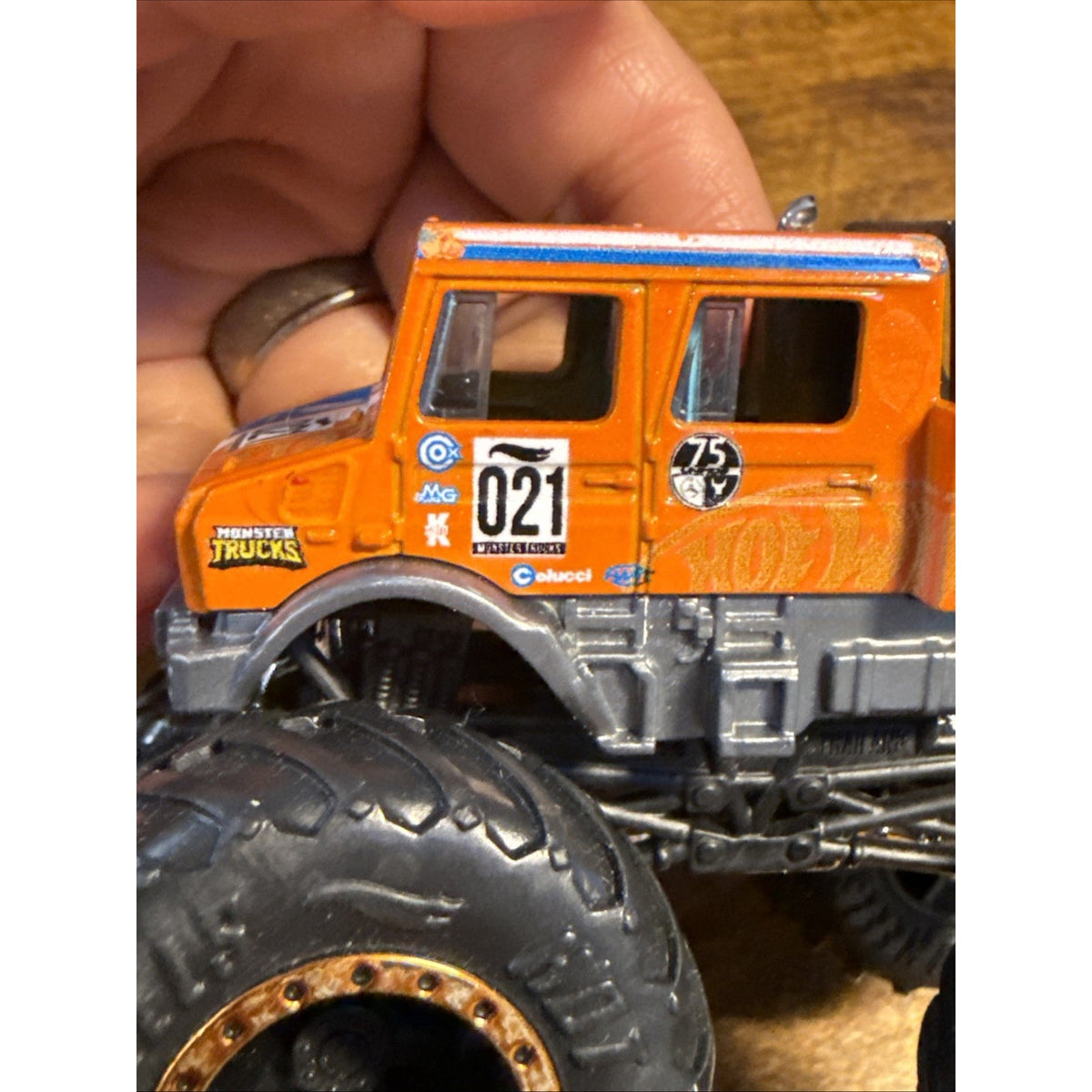 Hotwheels Monster Trucks Mercedes Benz Unimog Orange 1:64.