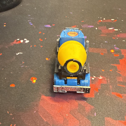 Matchbox Peterbilt 1981 Diecast Cement Truck Concrete Mixer Blue Yellow 1:80