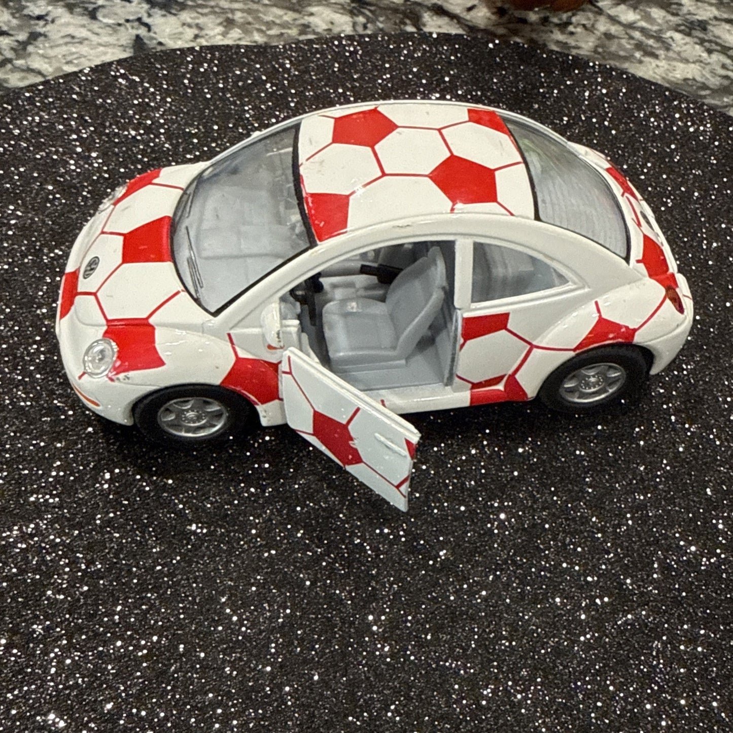 Kinsmart 1 / 32nd Volkswagen New Beetle, friction vehicle.