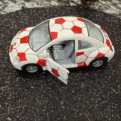 Kinsmart 1 / 32nd Volkswagen New Beetle, friction vehicle.