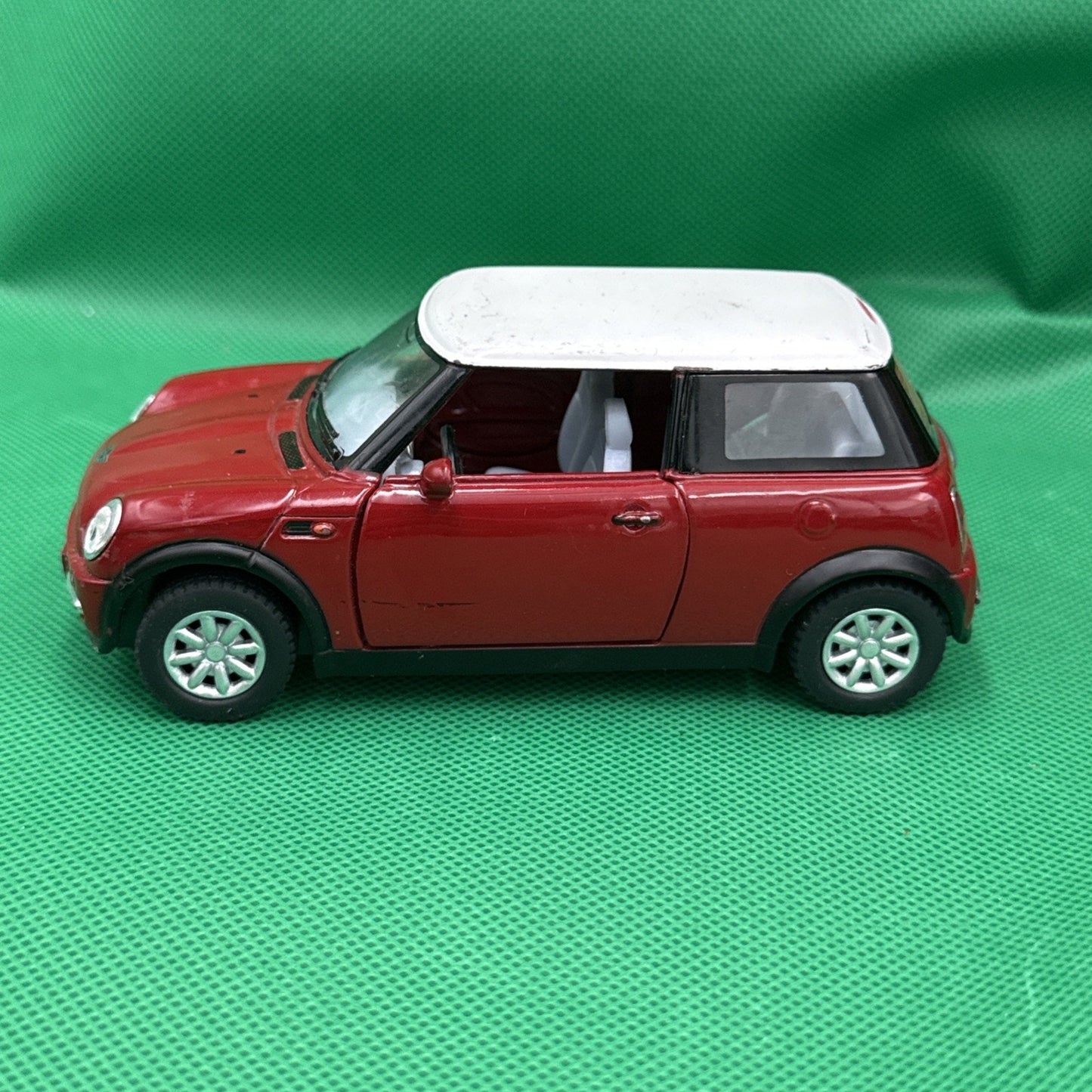 KINSMART NEW MINI COOPER DIECAST CAR 1:28 scale RED.