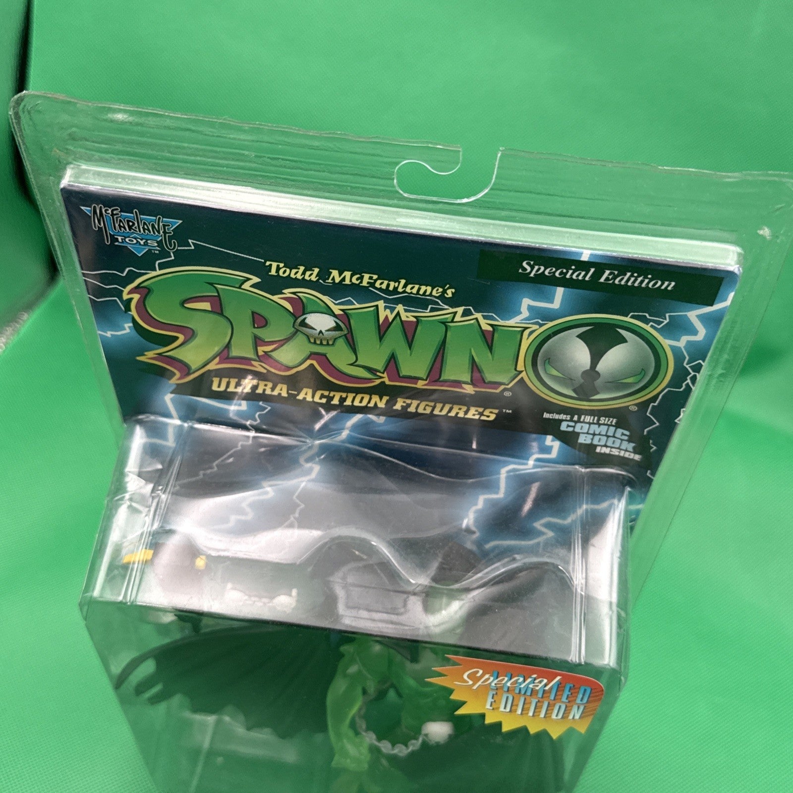 McFarlane Special Limited Edition GREEN Necroplasma Spawn Flying Cape & Comic Bk