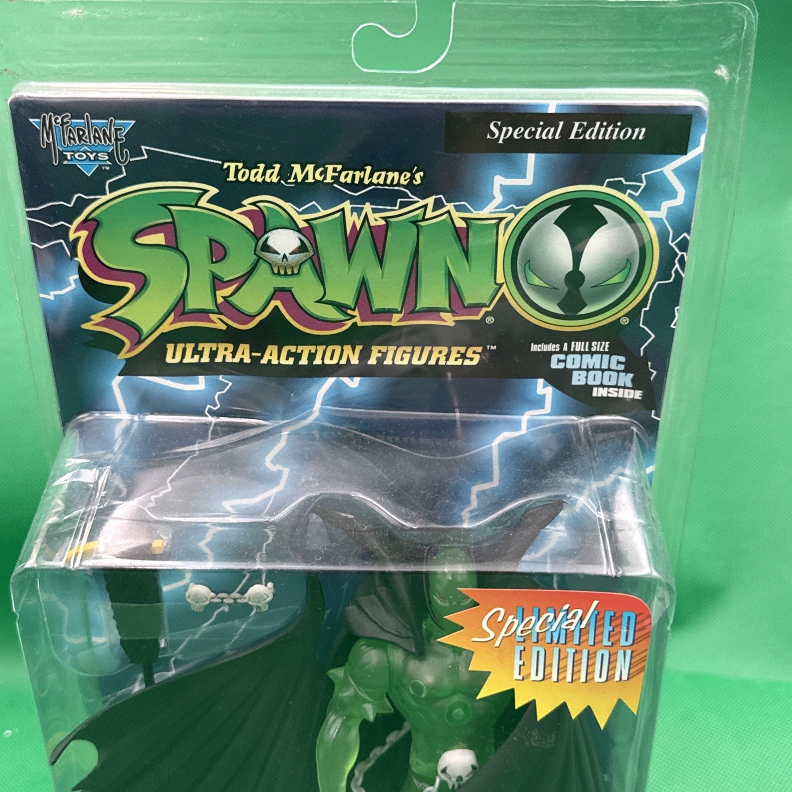 McFarlane Special Limited Edition GREEN Necroplasma Spawn Flying Cape & Comic Bk