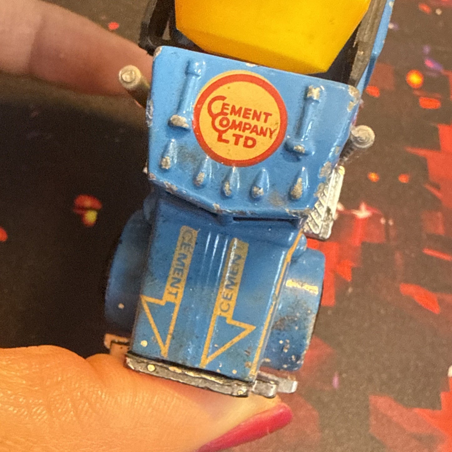 Matchbox Peterbilt 1981 Diecast Cement Truck Concrete Mixer Blue Yellow 1:80