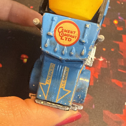 Matchbox Peterbilt 1981 Diecast Cement Truck Concrete Mixer Blue Yellow 1:80