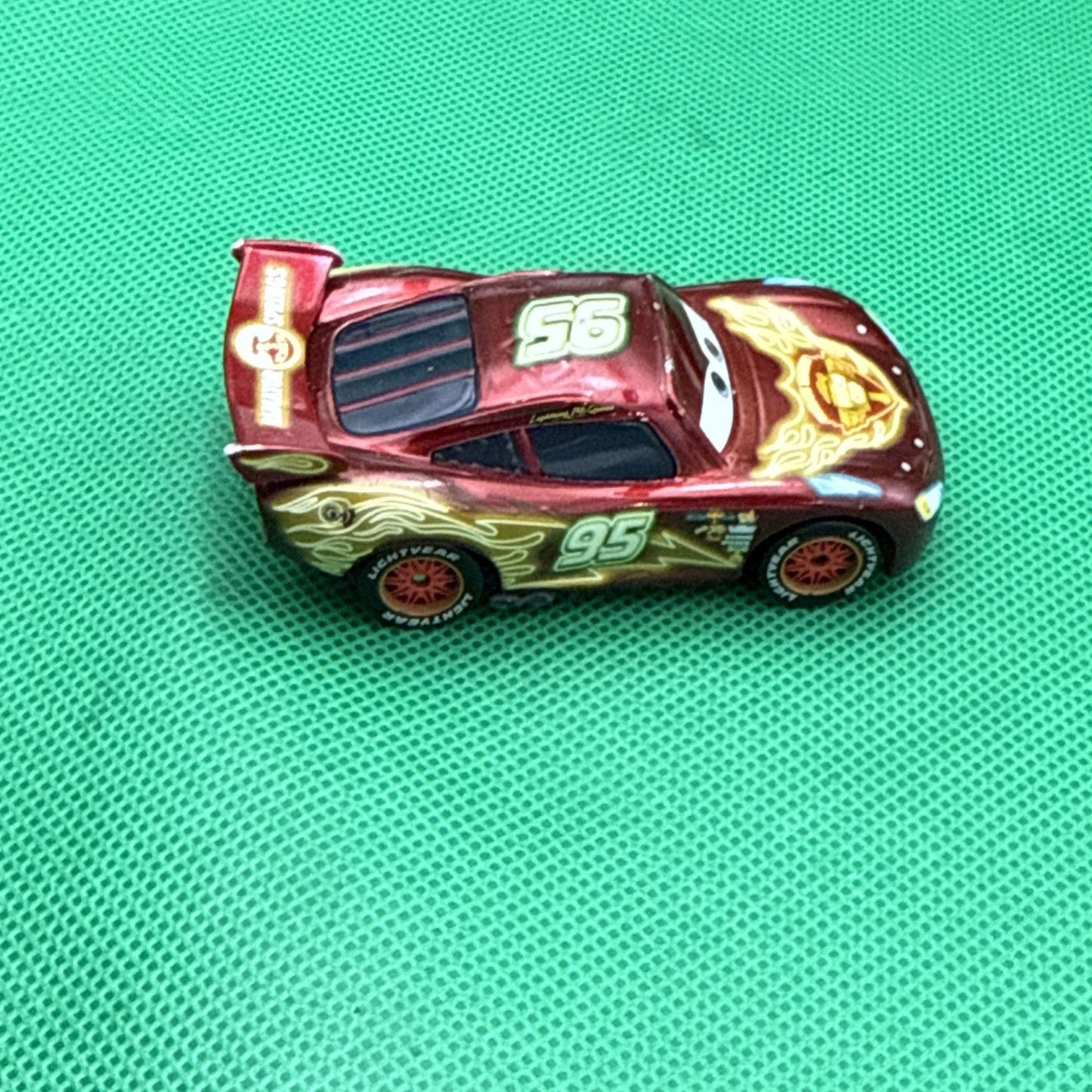 Disney / Pixar Cars ( Lightning McQueen ) -Neon Racers Exclusive Metallic Deco