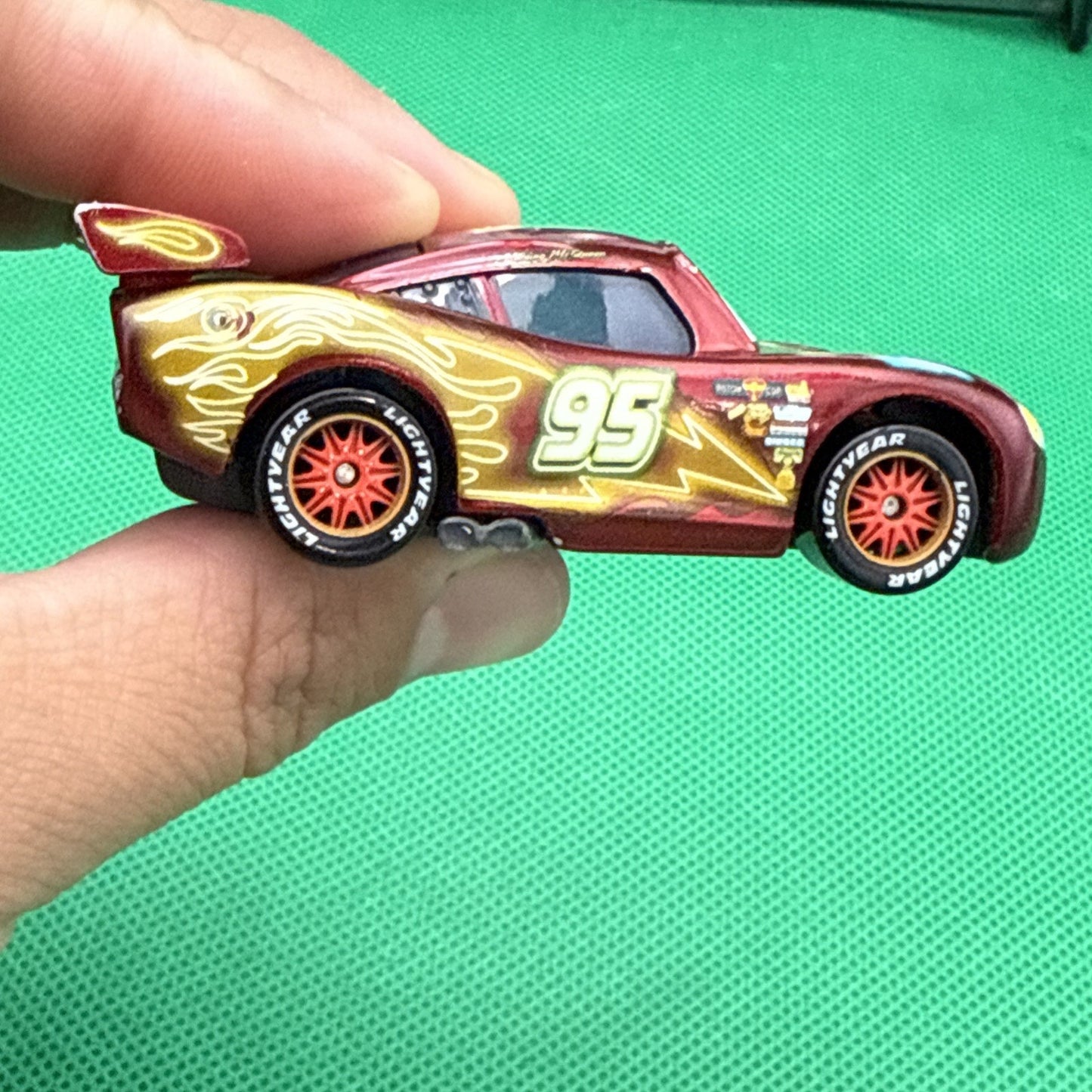 Disney / Pixar Cars ( Lightning McQueen ) -Neon Racers Exclusive Metallic Deco