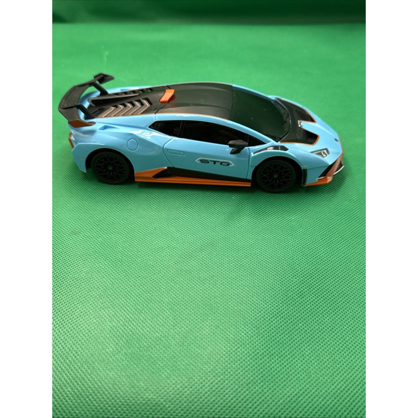 Lamborghini Huracán STO 1:24 Scale Model Car – Rastar Group