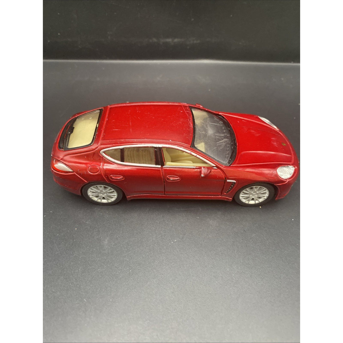 MSZ Porsche Panamera S Red 1:24 Diecast Model Car Opening