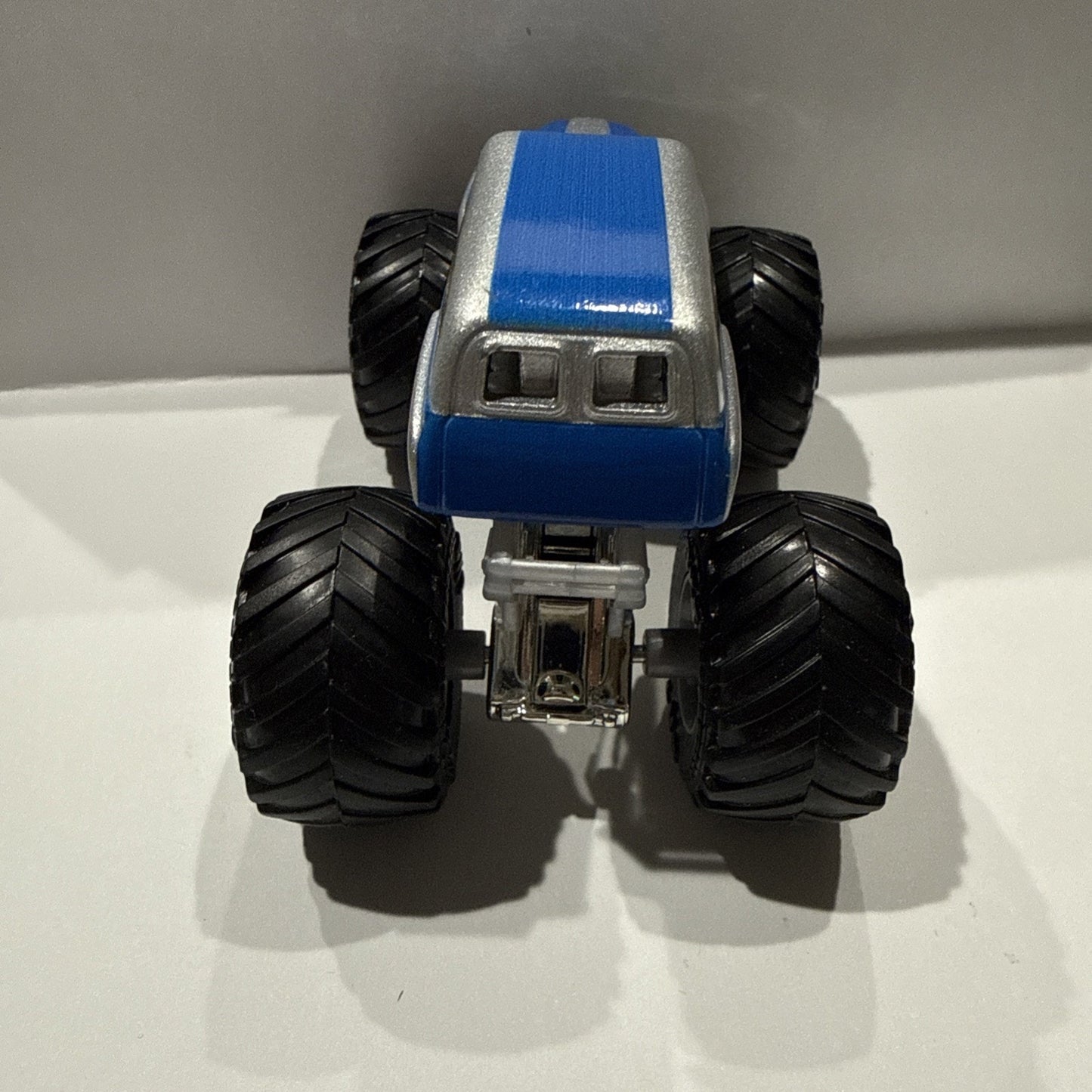 Hot Wheels Monster Jam Grave Digger The Legend Color Blue