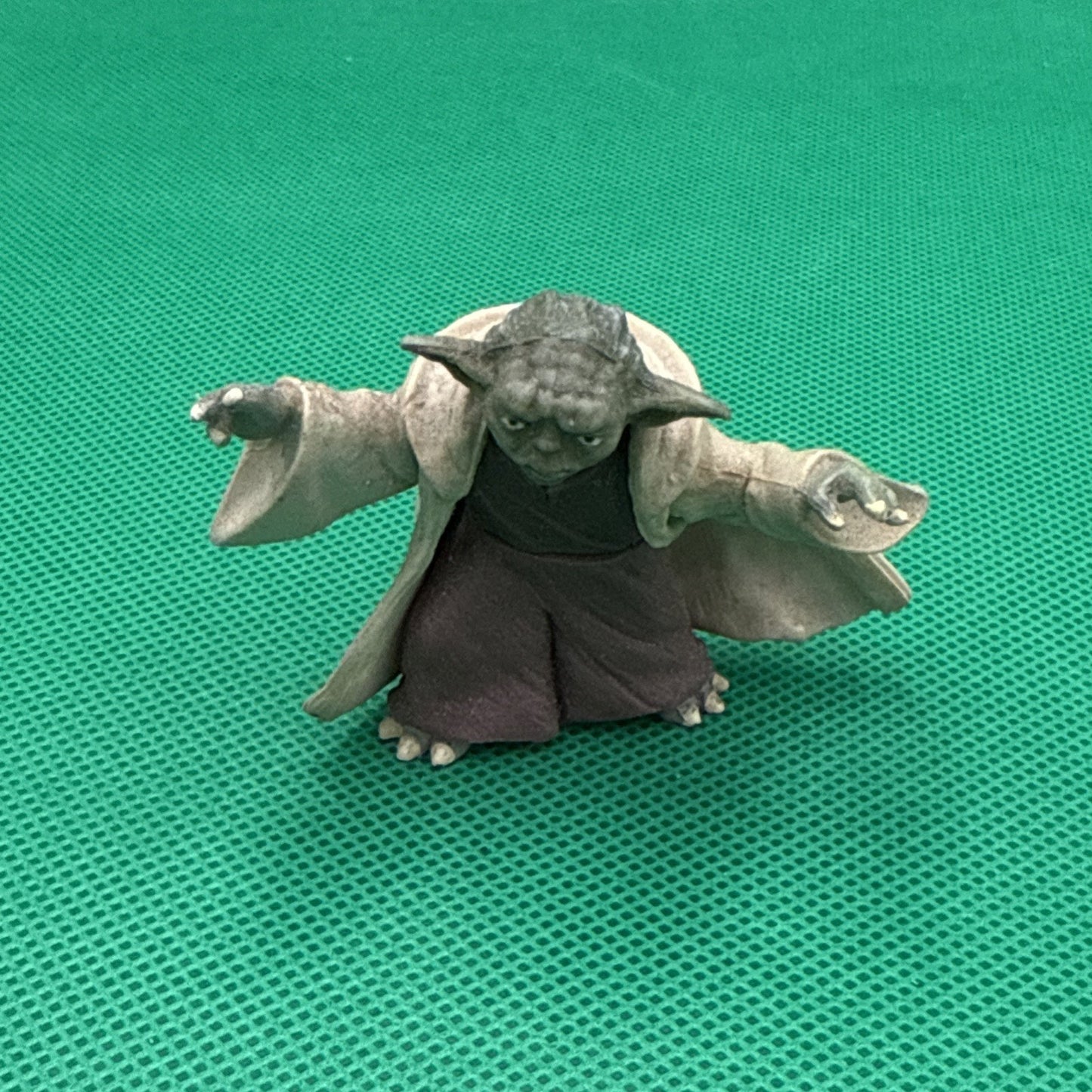 Hasbro YODA STAR WARS MINI 2”ACTION FIGURE PLASTIC TOY (PRE-OWNED)