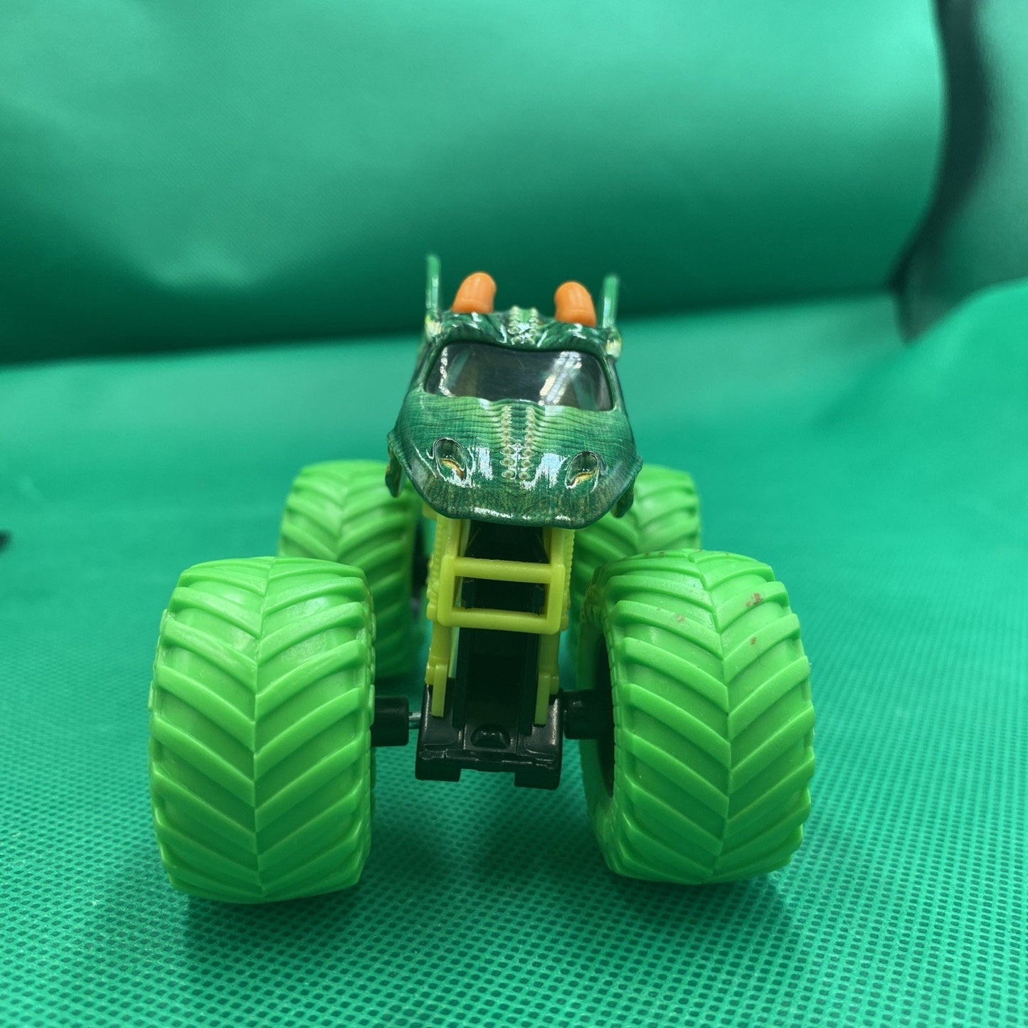 Monster Jam Dragon Truck Green tires yellow cage 1:64