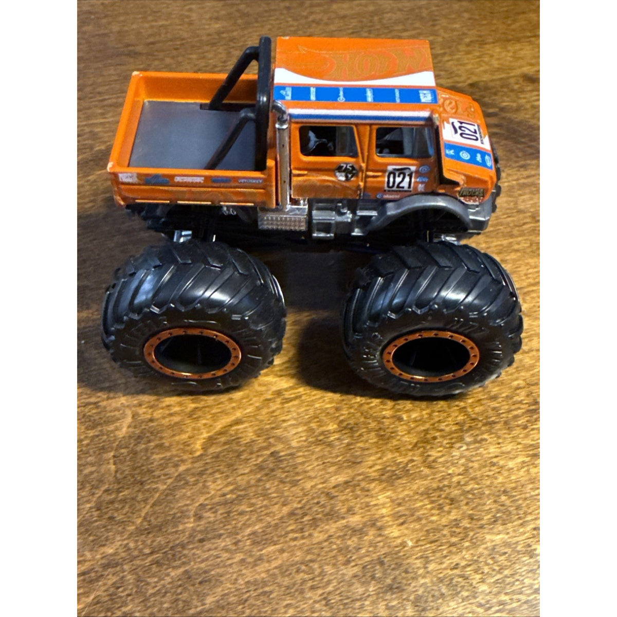 Hotwheels Monster Trucks Mercedes Benz Unimog Orange 1:64.
