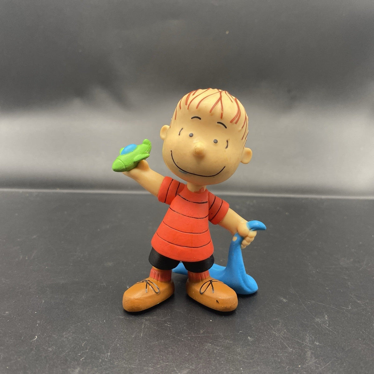 Linus van Pelt with Blanket and Plane Peanuts 3" PVC Figure Just Play