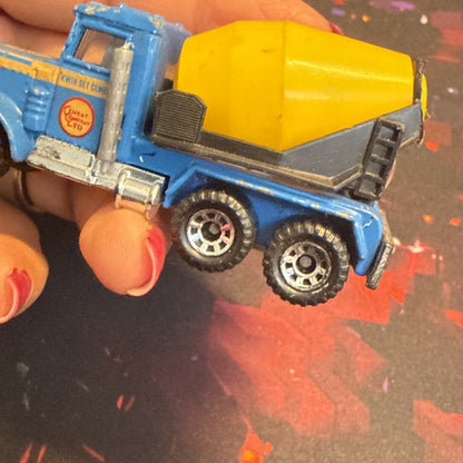Matchbox Peterbilt 1981 Diecast Cement Truck Concrete Mixer Blue Yellow 1:80