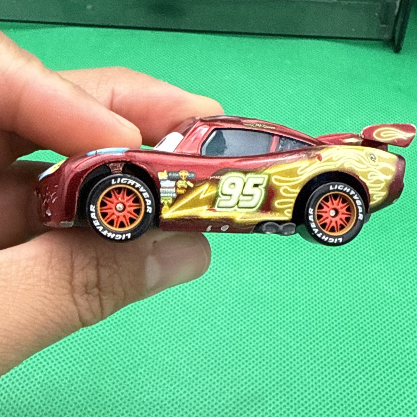 Disney / Pixar Cars ( Lightning McQueen ) -Neon Racers Exclusive Metallic Deco