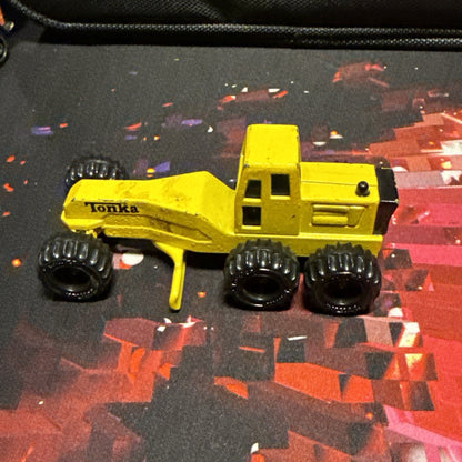 Vintage 1994 Mini Yellow Tonka Die Cast Road Grader Construction Used Toy 3.5"