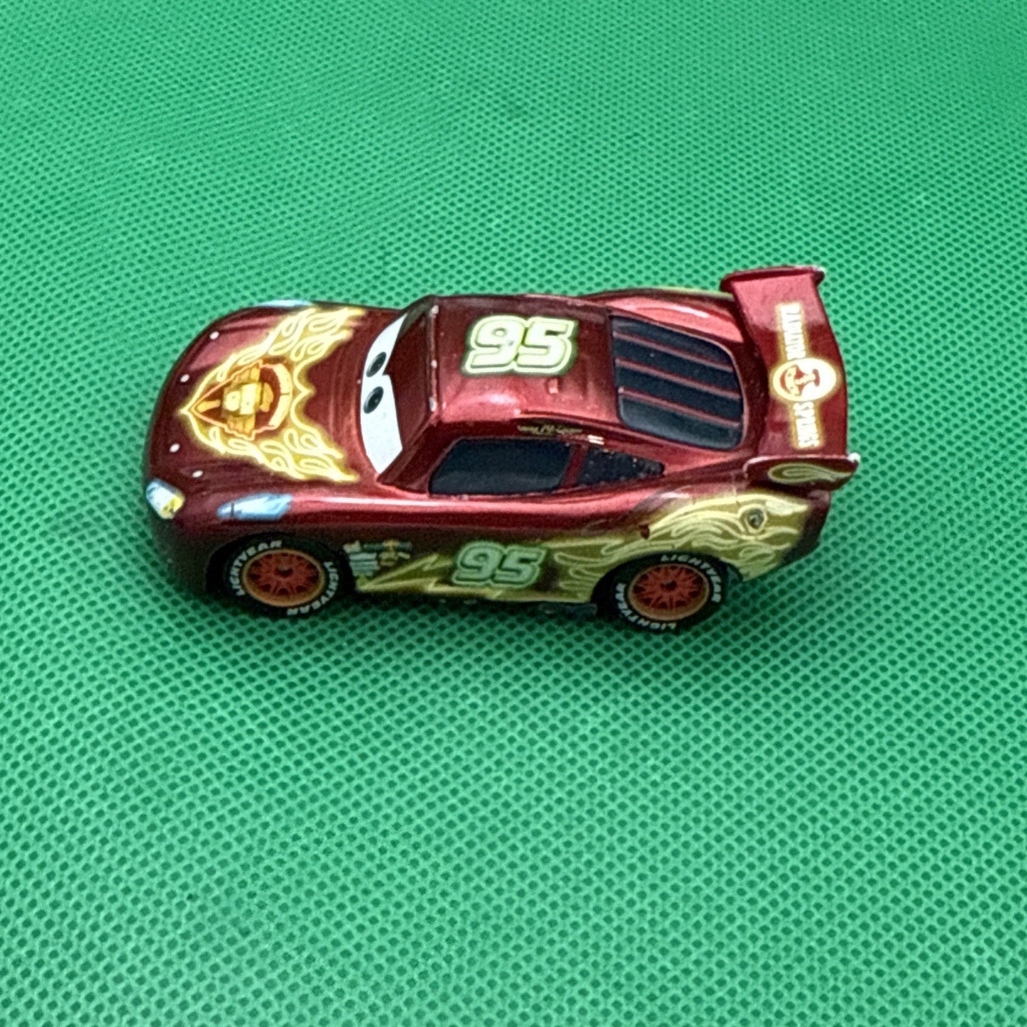 Disney / Pixar Cars ( Lightning McQueen ) -Neon Racers Exclusive Metallic Deco
