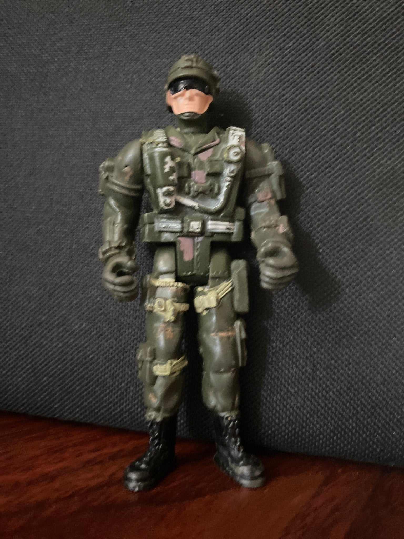 Action Figure 3.75" ARMY Camo Man Moveable Hole gripping Hands Unknown one loose leg - toyscardscomics