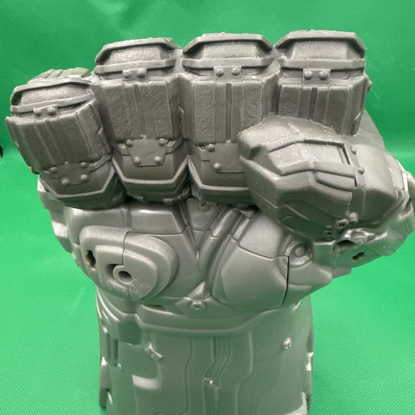 Hasbro Marvel Avengers Thanos Infinity Gauntlet Electronic Lightup Fist w/ Sound
