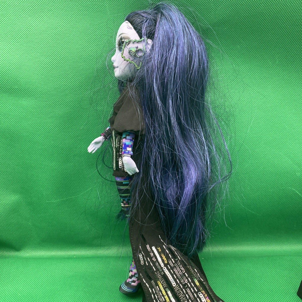 Rainbow High Shadow Reina Glitch Crowne- Purple Fashion Doll With Microphone